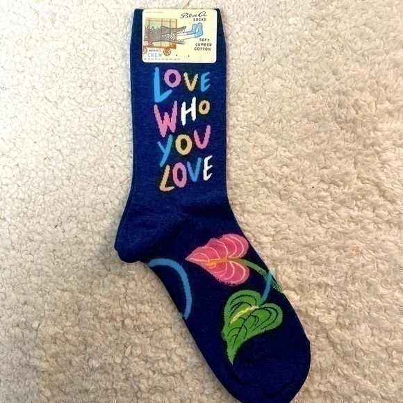 Blue Q "LOVE WHO YOU" Women's Crew Socks - Picture 1 of 5
